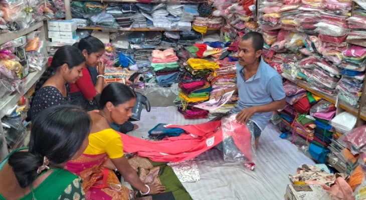 লক্ষ্মীর ভাণ্ডারের টাকায় কালিয়াগঞ্জে নববর্ষের  কেনাকাটা, খুশি মহিলারা