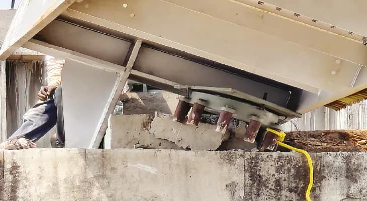 হাটজনবাজার রেল ওভার ব্রিজে বসানোর সময়ে হেলে পড়ল দু’টি গার্ডার, হয়রানি