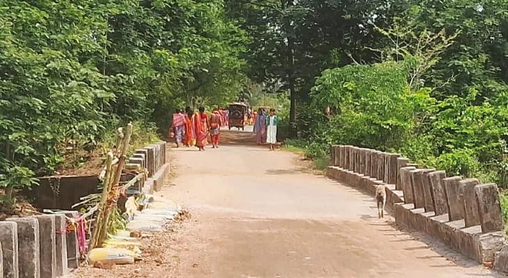 বিষ্ণুপুরে ধসে যাওয়া সেতুতে মাটি ভরাট করে যাতায়াতে বিপদের শঙ্কা