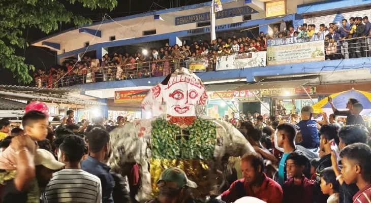 গাজন উপলক্ষ্যে দেওয়ানগঞ্জ হাটে রাজবংশী সম্প্রদায়ের কাঠাম নৃত্য