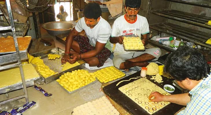 কালনায় নববর্ষে মিষ্টির চাহিদা বিপুল, কেজি প্রতি ছানা বিক্রি হচ্ছে ৩২৫ টাকা