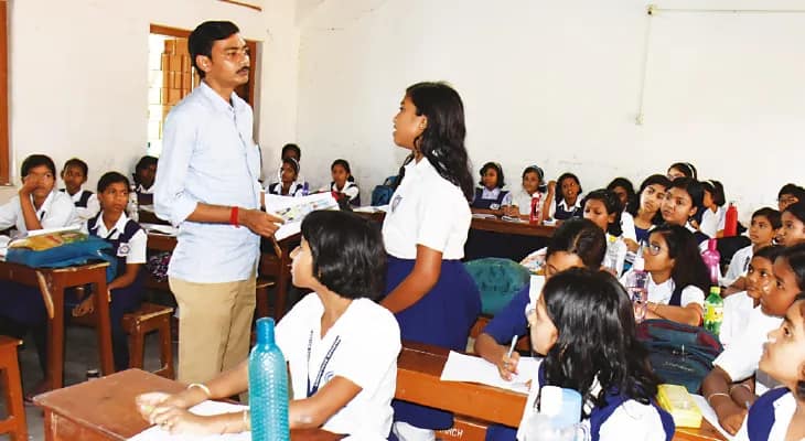 চাকরি নেই ৩ শিক্ষিকার, ক্লাস নিচ্ছেন উপপ্রধান