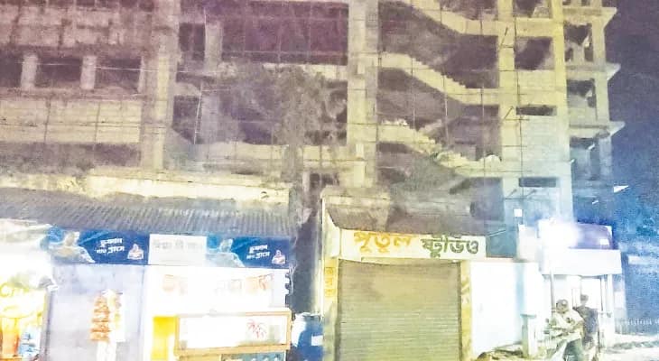 রানাঘাট কলেজের নির্মীয়মাণ বহুতল থেকে খসে পড়ল বিরাট লোহার পাইপ