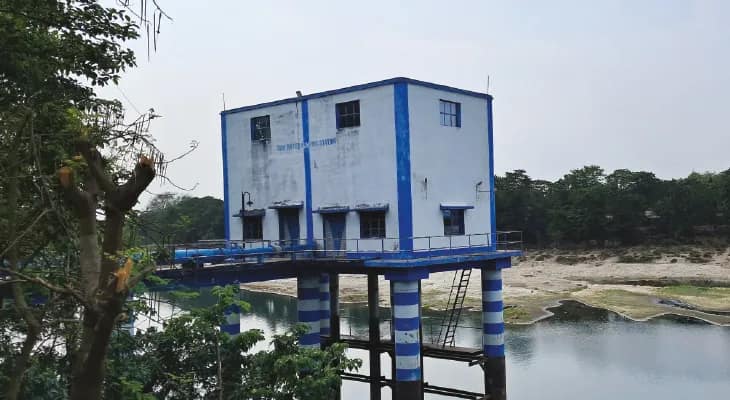 জল উত্তোলন কেন্দ্রের কাছেই শুকিয়ে যাচ্ছে আত্রেয়ী, গরমে সঙ্কটের আশঙ্কা