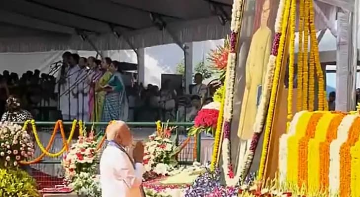 সংসদ চত্বরে আম্বেদকর মূর্তিতে মাল্যদান করে শ্রদ্ধা জানালেন প্রধানমন্ত্রী নরেন্দ্র মোদি