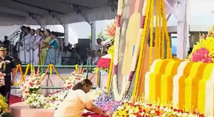 সংসদ চত্বরে আম্বেদকর মূর্তিতে মাল্যদান করে শ্রদ্ধা জানালেন রাষ্ট্রপতি দ্রৌপদী মুর্মু