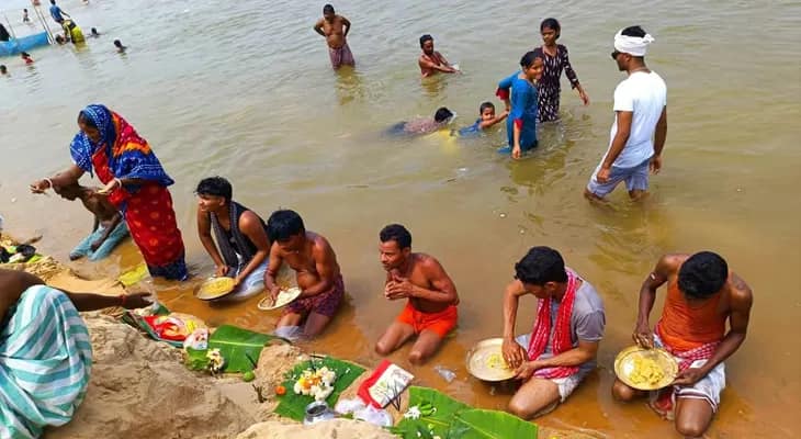 চৈত্র সংক্রান্তিতে ভিড়