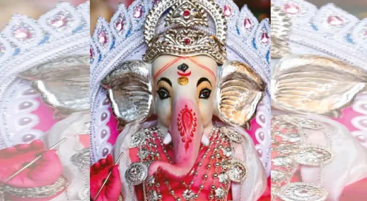 নববর্ষে পুজো দেওয়ার ঢল