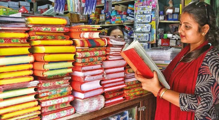 নববর্ষে মন্দিরে হালখাতা পুজোয় ঝোঁক ব্যবসায়ীদের
