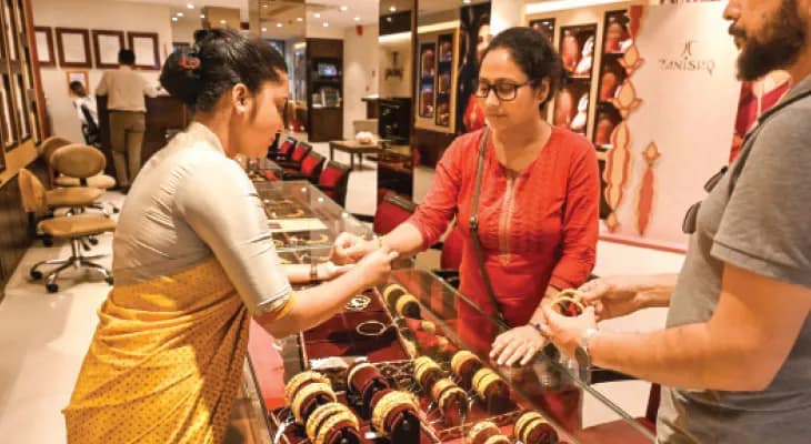 চৈত্র সেলে বিক্রি ভালো, খুশি ব্যবসায়ীরা