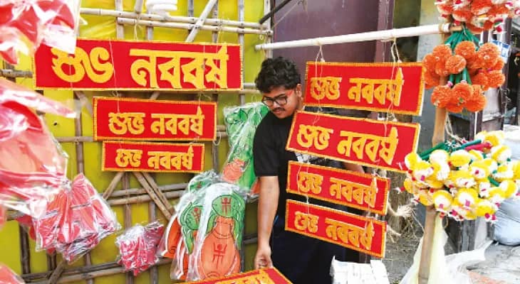 দাম বাড়লেও পরোয়া নেই বাঙালির, ‘স্বস্তিকা’ কিনতে উপচে পড়ল ভিড়