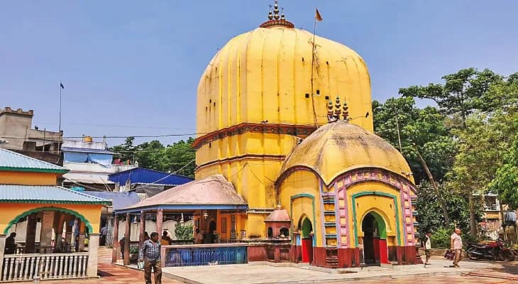 ঘণ্টেশ্বরদেবের গাজনে আকর্ষণের কেন্দ্রে হাজার হাজার ভক্তের জলে ঝাঁপ