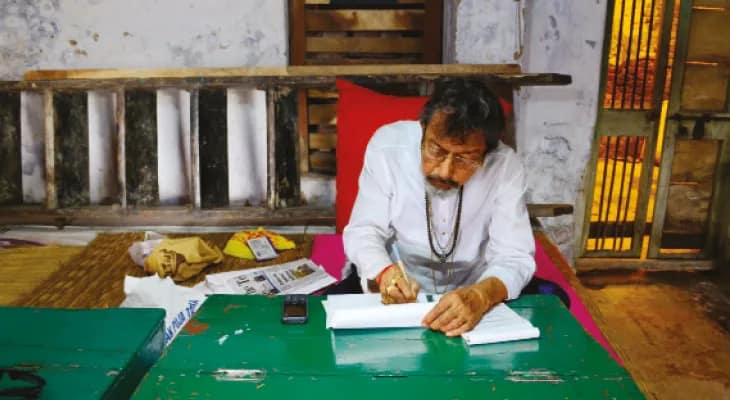 ভগ্ন কাছারিতে জীর্ণ বাক্সটেবিল, আজও হাটের টাকা নেন জমিদার