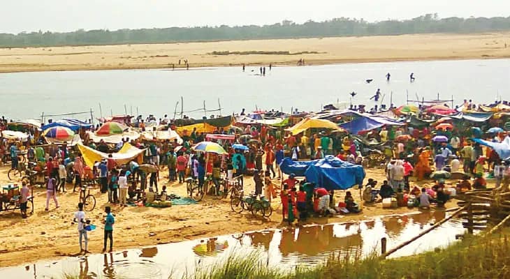 দাঁতনে চৈত্র সংক্রান্তিতে সুবর্ণরেখার পাড়ে বসে ‘বালিমেলা’