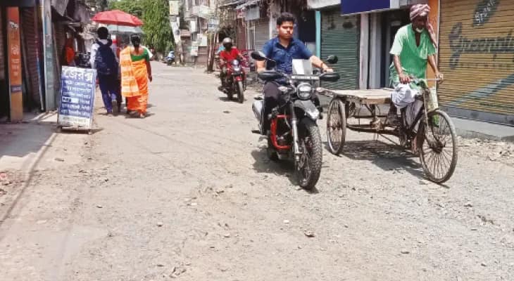 বেহাল স্টেশন রোড সংস্কার নিয়ে রেল-পুরসভার মধ্যে টানাপোড়েন
