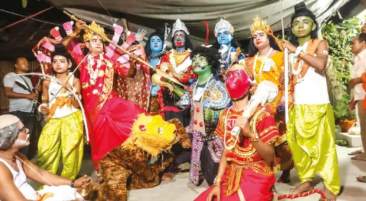 চৈত্রে গাজনে পূর্ববঙ্গের ঐতিহ্যবাহী কাচ নাচ দেখা যায় কাটোয়ার পানুহাটে