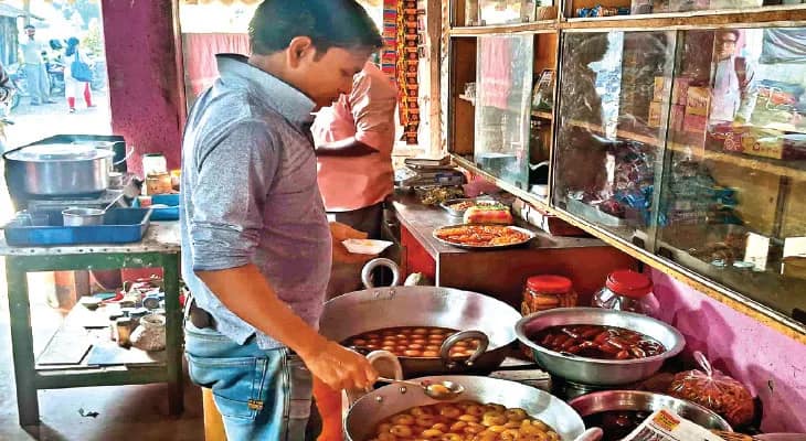 নববর্ষে কেশপুরের বিখ্যাত মুগের জিলিপির চাহিদা