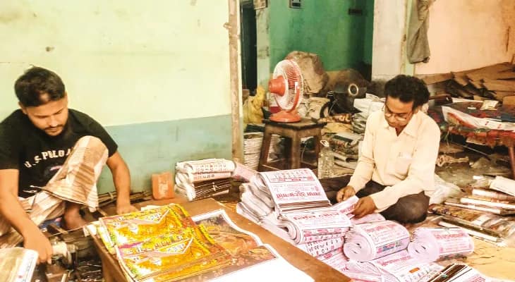 কম্পিউটারের দাপটে কমেছে লাল জাবেদা খাতা ও ক্যালেন্ডার বিক্রি, চিন্তায় ব্যবসায়ীরা
