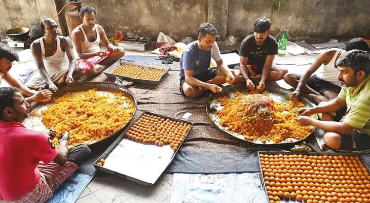 মিষ্টিমুখ করানোর মাধ্যমে ক্রেতাদের সঙ্গে সুসম্পর্ক গড়তেন বিক্রেতারাই