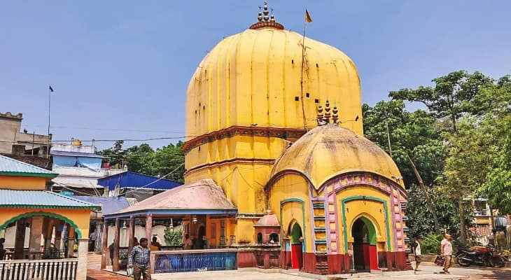 ঘণ্টেশ্বরদেবের গাজনে আকর্ষণের কেন্দ্রে থাকে হাজার হাজার ভক্তের জলে ঝাঁপ