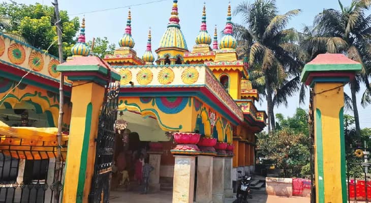 শোভা সিংহের প্রতিষ্ঠিত বিশালাক্ষী মন্দিরে পুজো দিতে ভিড় করেন ভক্তরা
