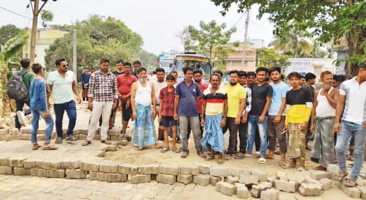 রাস্তার কাজ বন্ধ করে কালভার্টের দাবিতে পথ অবরোধ-বিক্ষোভ