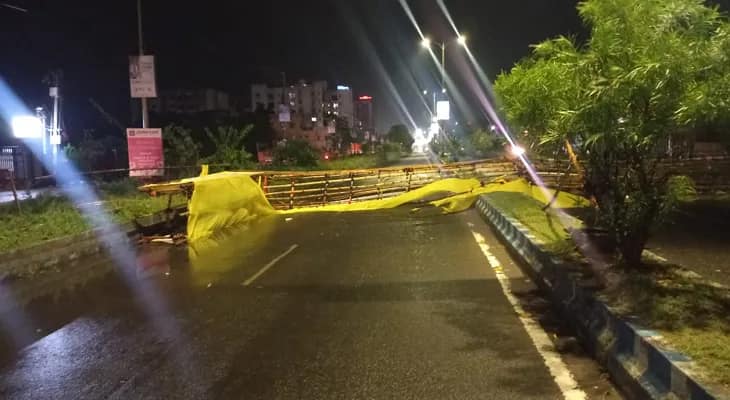 ঝড়ে বর্ধমান শহরের আালিশা বাসস্ট্যান্ডের কাছে জিটি রোডের উপর তোরণ ভেঙে পড়ল, যানজট