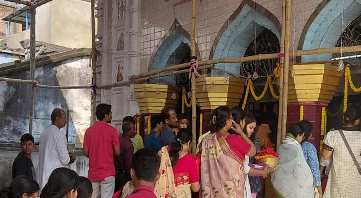 নববর্ষে হাওড়ার উলুবেড়িয়ার আনন্দময়ী কালীবাড়িতে পুণ্যার্থীদের ভিড়