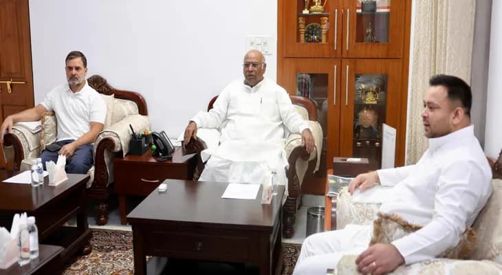 দিল্লিতে কংগ্রেস প্রেসিডেন্ট মল্লিকার্জুন খাড়্গের বাসভবনে বৈঠকে উপস্থিত তেজস্বী সহ আরজেডি নেতৃত্ব, রয়েছেন রাহুল গান্ধীও