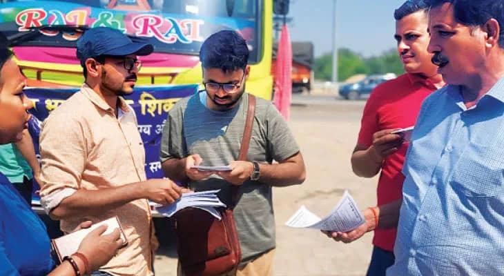 দিল্লি যাত্রাপথে ভিন রাজ্যের স্কুলে ঢুকে প্রচার চাকরিহারা শিক্ষকদের