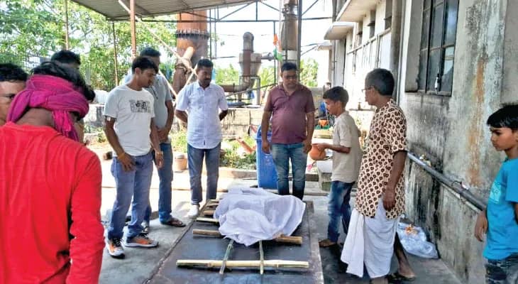 গরিব হিন্দু পরিবারের পাশে আশরাফুল, রিয়াজুলরা, দেহ নিয়ে গেলেন শ্মশানে