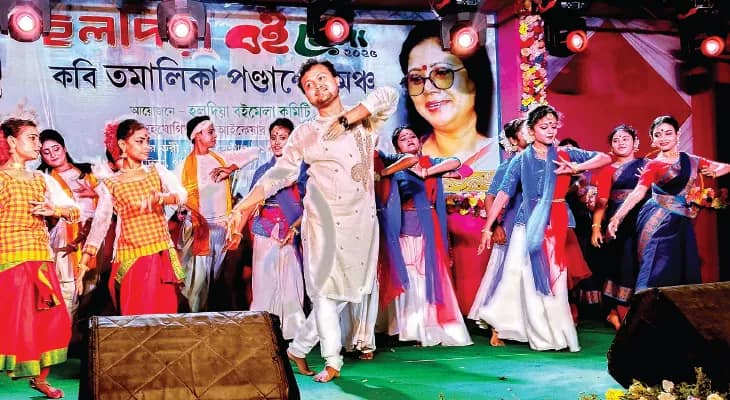 হলদিয়া বইমেলায় রান্নার প্রতিযোগিতায় মেতে বধূরা