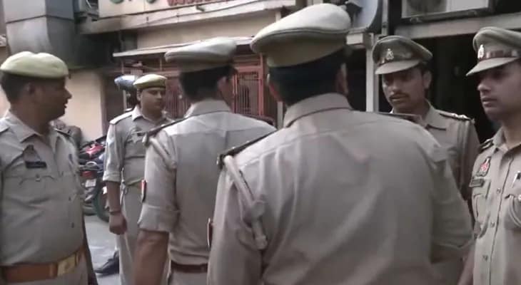 বারাণসীর প্যারেড কোঠি এলাকার একটি বাড়িতে মধুচক্র চালানোর অভিযোগ, পুলিসের হানা