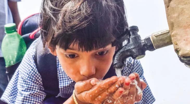 জলের গতি ক্ষীণ, কোথাও ঘোলা, তীব্র সঙ্কটে ভুগছেন উত্তরপাড়ার বাসিন্দারা