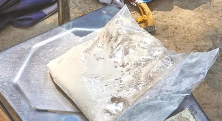 বাঁশবেড়িয়ায় লাখ টাকার হেরোইন হাতবদলের সময় পুলিসের জালে ২