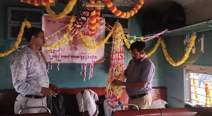 চলন্ত ট্রেনের কামরায় নববর্ষ পালন, বনগাঁ মাঝেরহাট ৭ টা ৩০ মিনিটের লোকালে নয়া উদ্যোগ যাত্রীদের