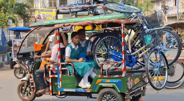 মেদিনীপুর শহরে সবুজসাথীর সাইকেল নিয়ে বাড়ির পথে ছাত্রীরা