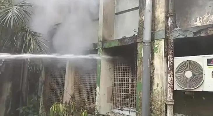 বারাসতে জেলাশাসকের দপ্তরে আগুন, আতঙ্ক