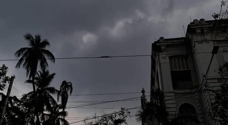 ঘন মেঘে ঢেকেছে আকাশ, ঝেঁপে বৃষ্টি আসছে কলকাতায়