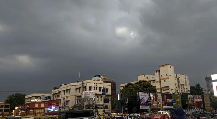 আগামী কয়েক ঘণ্টার মধ্যে হাওড়া, হুগলি, উত্তর ও দক্ষিণ ২৪ পরগনা, বীরভূম এবং দুই মেদিনীপুরে ঝড়-বৃষ্টির সম্ভাবনা