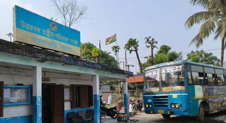 ময়নাগুড়ি বাস ডিপোতে লোকবলের অভাব, ক্যাশ দপ্তর সামলাচ্ছেন কন্ডাক্টর!