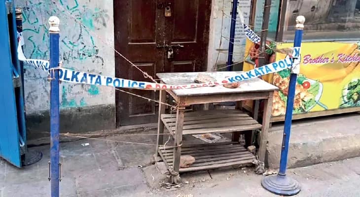 মদের দোকানেই বচসা, ভাঙা বোতল দিয়ে ৩ বন্ধুকে কোপ