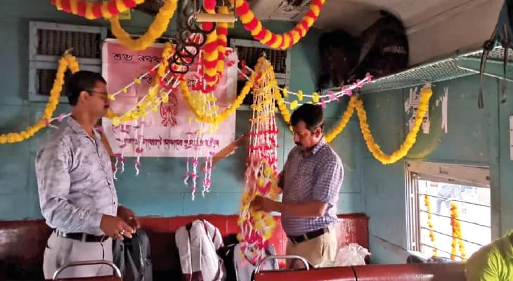 কাঁসর-ঘণ্টা-শাঁখ বাজিয়ে বাংলা নতুন বছর উদযাপন নিত্যযাত্রীদের