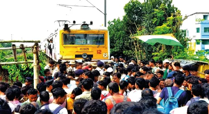 শিয়ালদহ দক্ষিণ শাখায় ফের অবরোধে নাকাল যাত্রীরা, বাতিল ১৫টি লোকাল