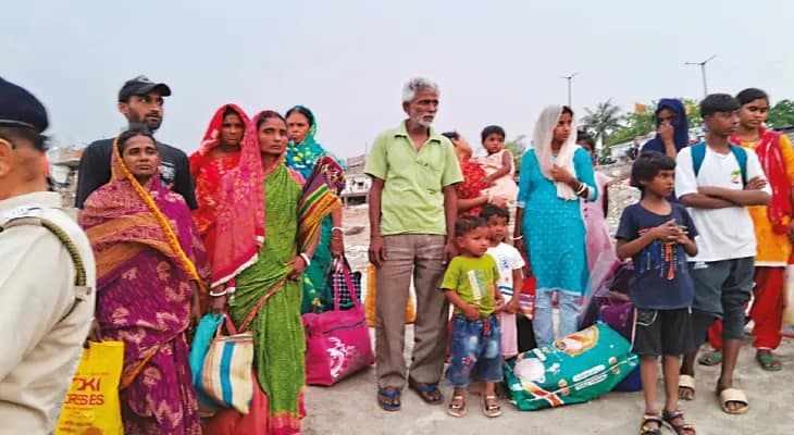 আশ্বাস পেয়ে ঘরে ফিরছেন বাসিন্দারা
