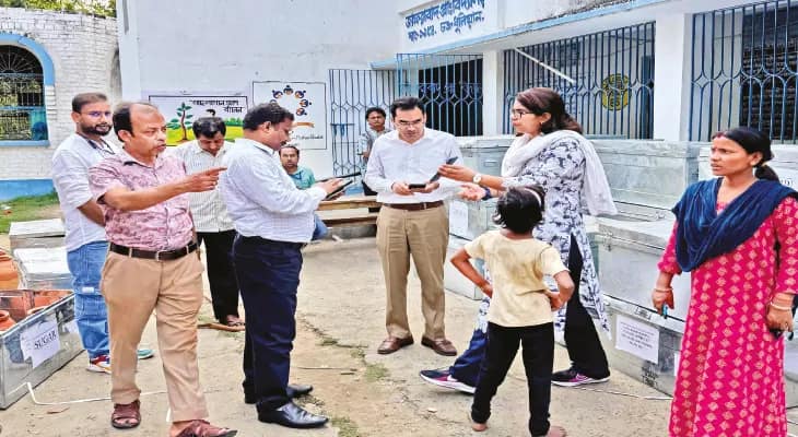 ধুলিয়ানে ধ্বংসস্তূপ সরিয়ে অর্থনীতির চাকা ঘোরাতে মরিয়া ব্যবসায়ী মহল