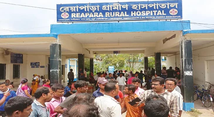 ষাঁড় চোরদের গাড়ির ধাক্কা উল্টে গেল পুলিস ভ্যান