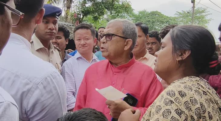 পিংলায় বাজপড়ে মৃতের পরিবারের হাতে মুখ্যমন্ত্রীর পক্ষ থেকে দু’লক্ষ টাকার চেক তুলে দিলেন মন্ত্রী মানস ভুঁইয়া