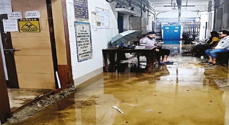 সকালের বৃষ্টিতে থই থই রামপুরহাট, জল ঢুকে বন্ধ হাসপাতালের এক্স রে