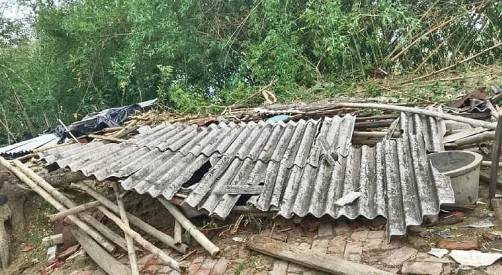 ঝড়বৃষ্টিতে ব্যাপক ক্ষয়ক্ষতি হুগলিতে, উড়ল বাড়ির চাল